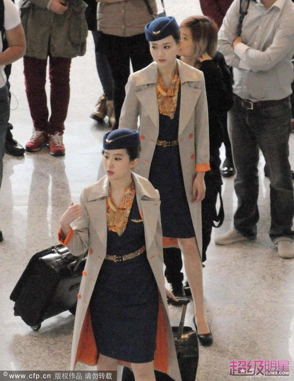 nu tiep vien luu diec phi duong yen xinh dep o san bay