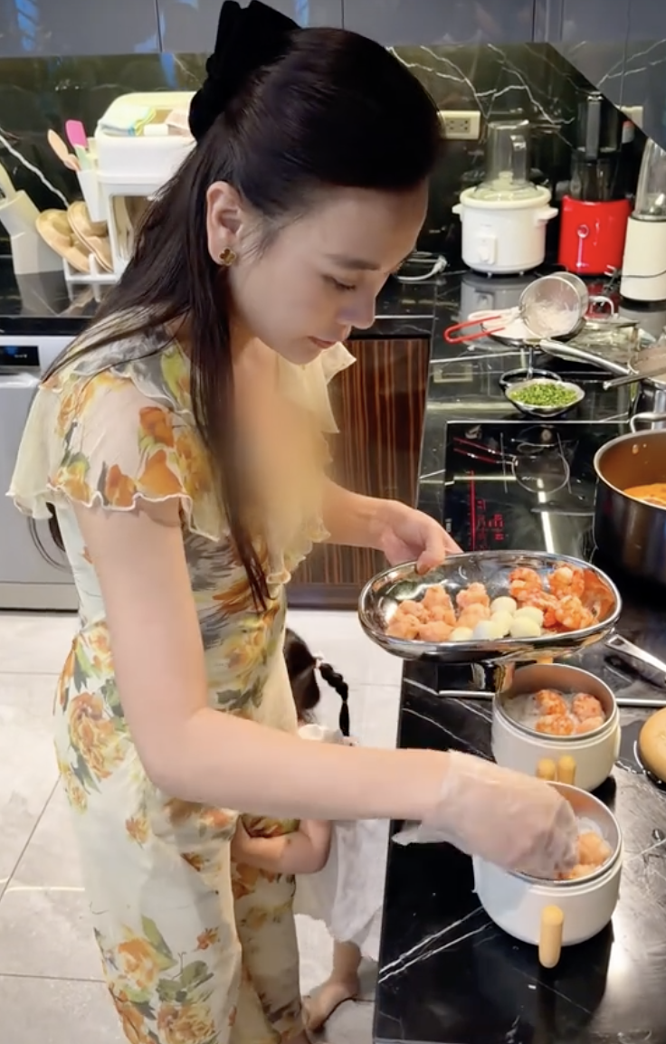 Phương Oanh một mình chăm cặp song sinh vẫn tự tay nấu ăn: Nhìn mâm cơm thấy độ tỉ mỉ插图1 anh man hinh 2026 07 03 luc 202149