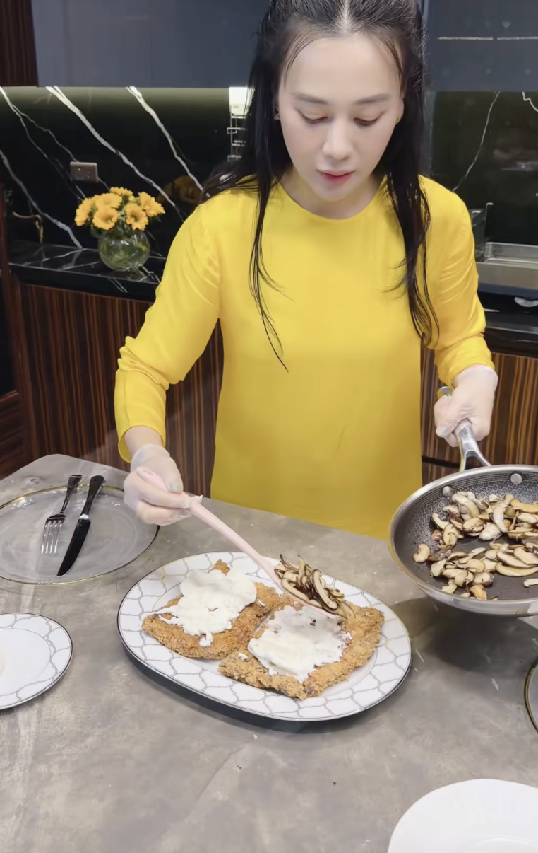 Phương Oanh một mình chăm cặp song sinh vẫn tự tay nấu ăn: Nhìn mâm cơm thấy độ tỉ mỉ插图5 anh man hinh 2026 07 03 luc 203458