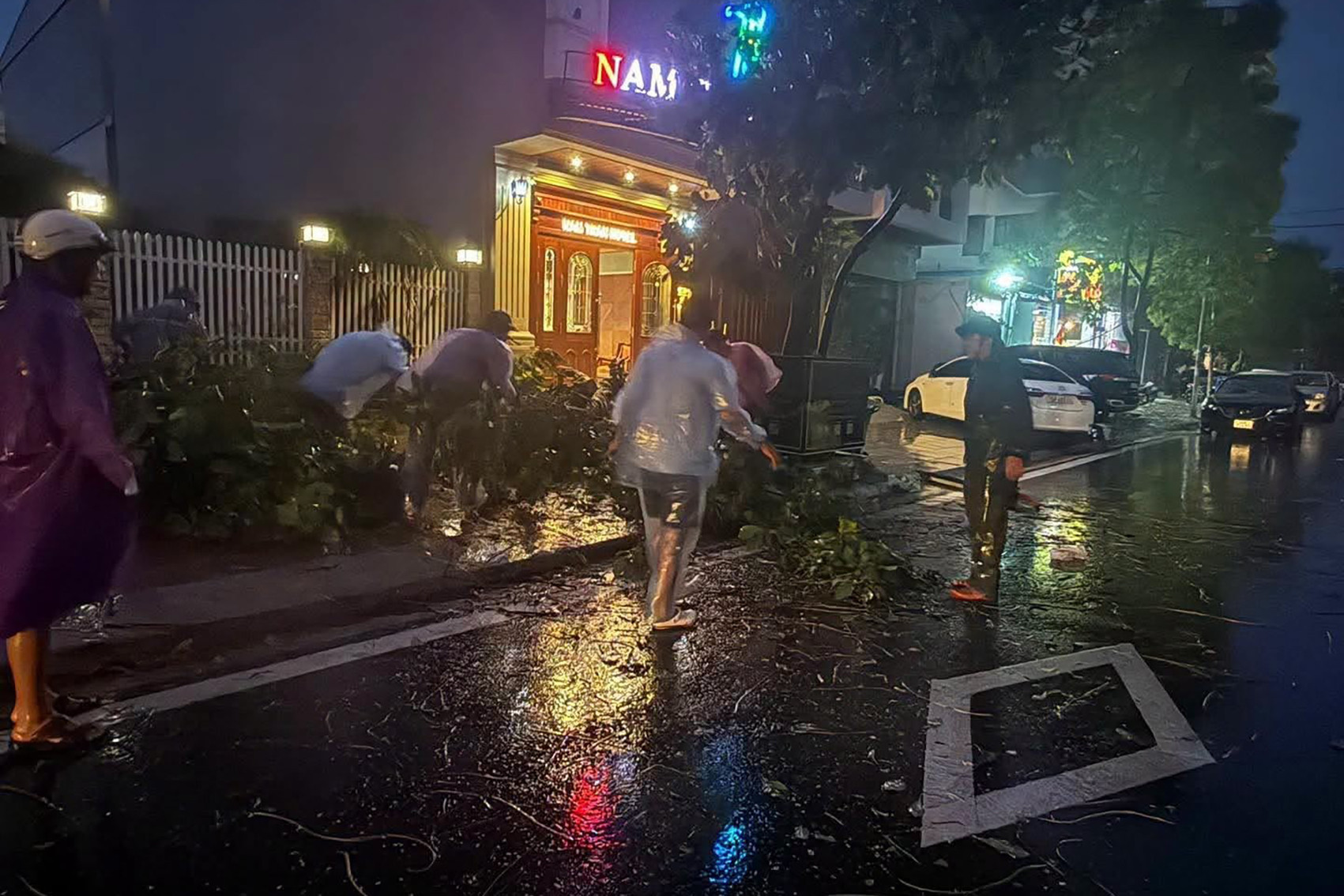 Hình ảnh bão số 1 Maysak đổ bộ Móng Cái, gió rít liên hồi, mưa trắng trời插图2 735877813_1696301094853792_1872810316145031580_n.jpeg