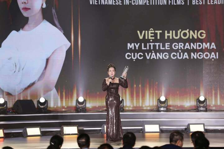 Việt Hương xúc động khi nhận giải
