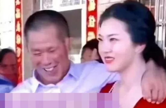 Chú rể 50 tuổi cưới cô dâu 20 tuổi, khoảnh khắc 'nhạy cảm' tại lễ cưới gây tranh cãi