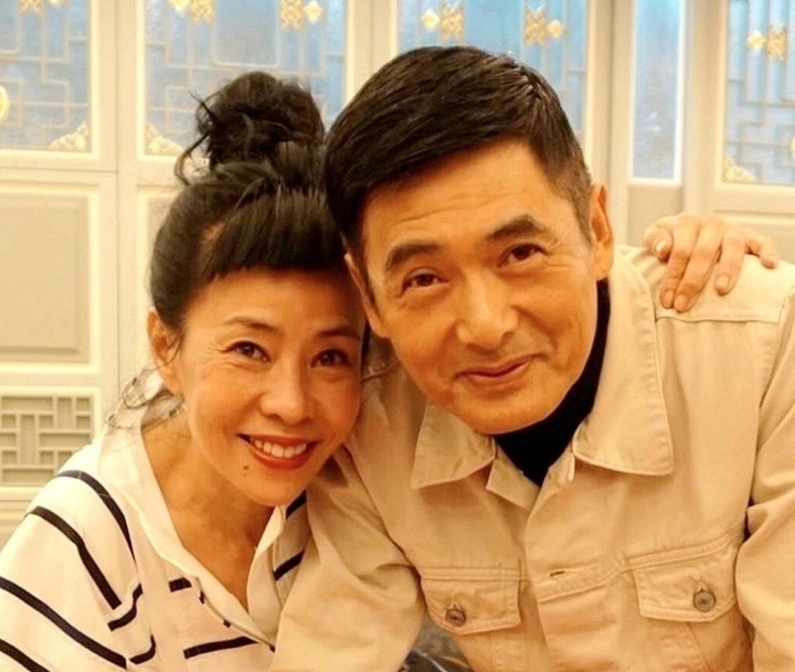 Cuộc sống bình dị thích mặc đồ cũ, ăn cơm bụi của 'tượng đài điện ảnh Hoa ngữ'插图2 Cả hai hạnh phúc suốt 40 năm dù không con cái.