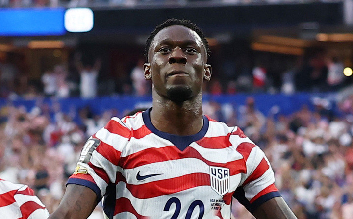 FIFA xóa thẻ đỏ cho Folarin Balogun. (Ảnh: Reuters)