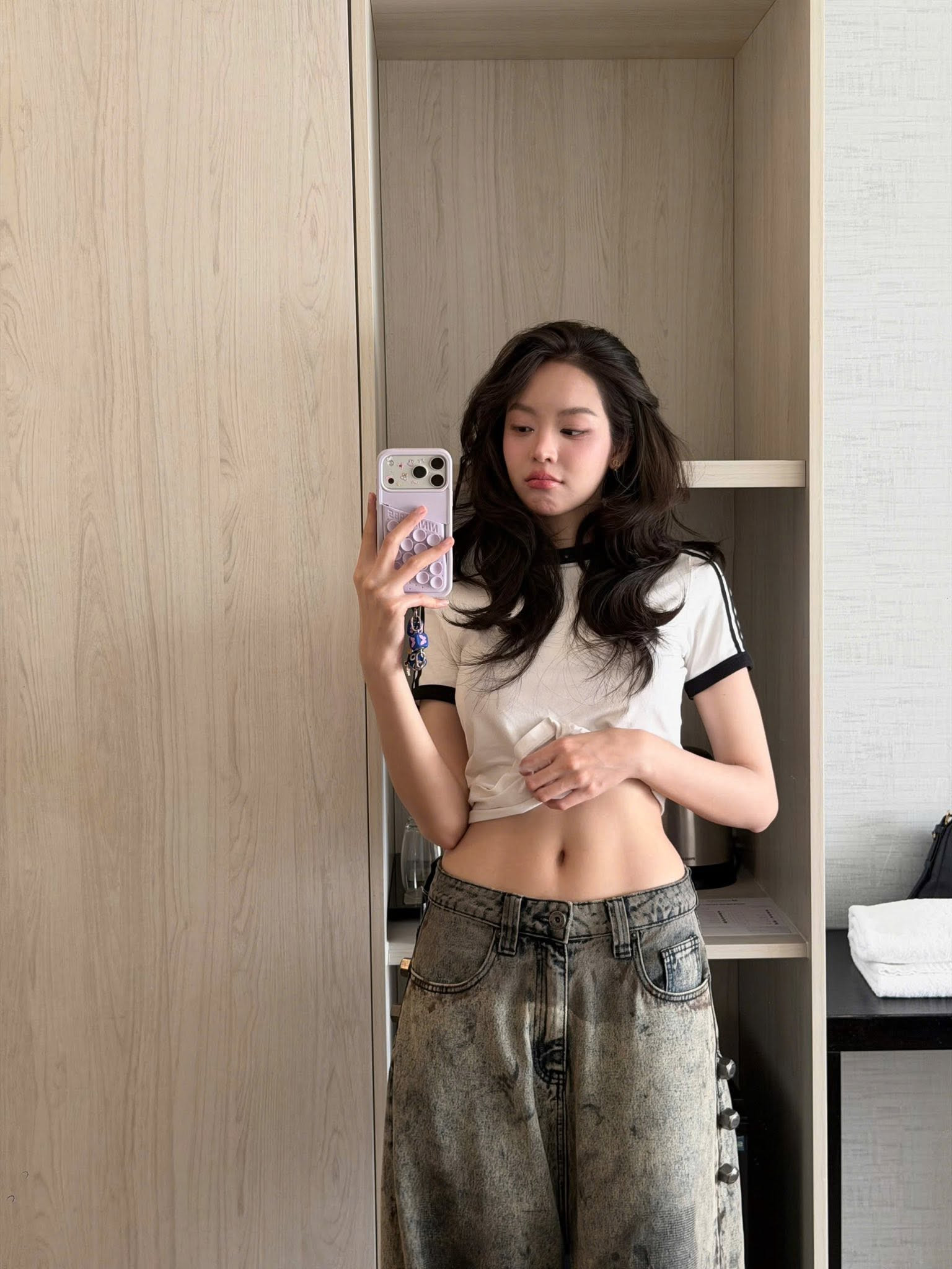 Có thể là hình ảnh về điện thoại và đồ ngủ