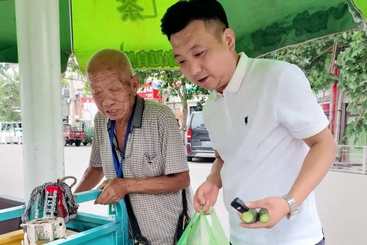 Nam vlogger họ Trương mua hết rau để giúp cụ ông Cảnh về nhà sớm.