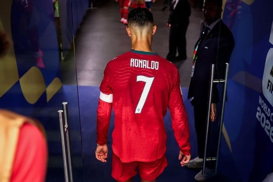 Ronaldo lầm lũi bước vào đường hầm khiến fan đau lòng, bóng lưng số 7 cứ thế khuất dần