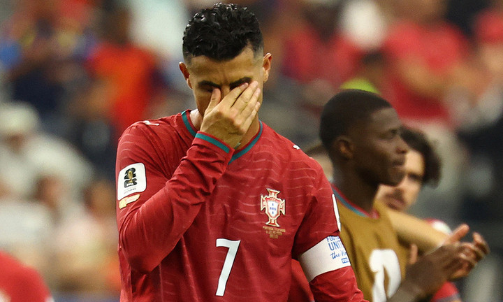Ronaldo khóc sau trận đấu cuối cùng ở giải đấu danh giá nhất thế giới. (Ảnh: Reuters)