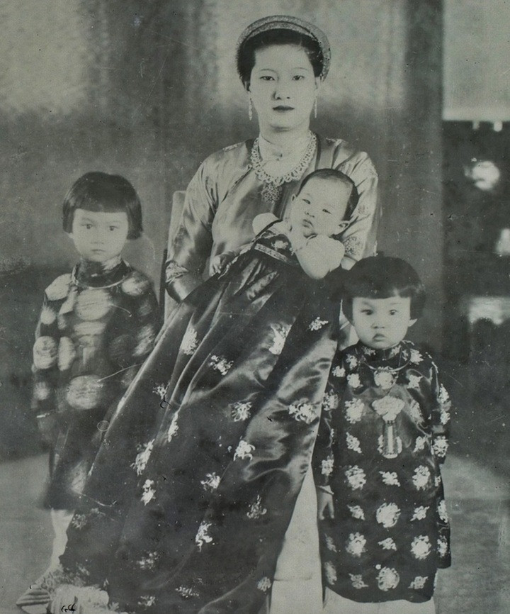 Ảnh Nam Phương Hoàng hậu và các con đăng trên tờ Indochine hebdomadaire illustré năm 1942.