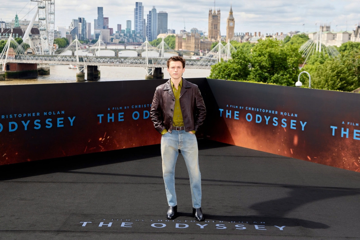 anne hathaway be bung bau du ra mat the odyssey hinh anh 7