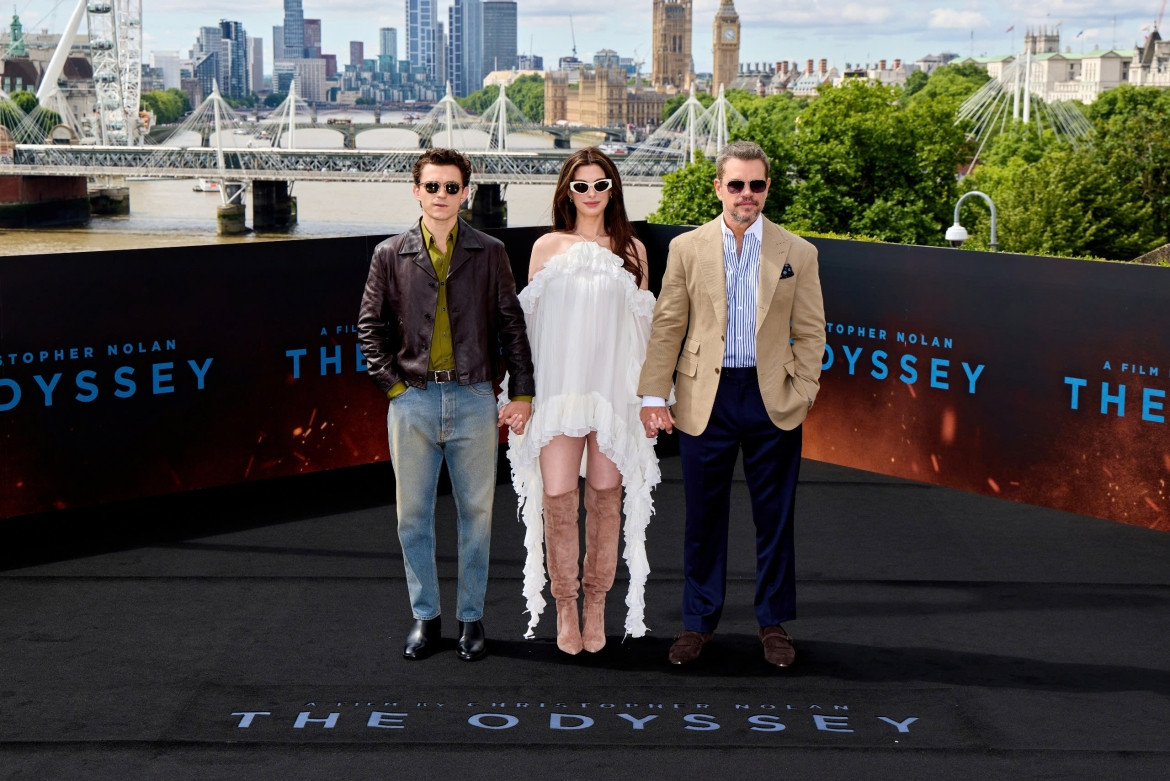 anne hathaway be bung bau du ra mat the odyssey hinh anh 6