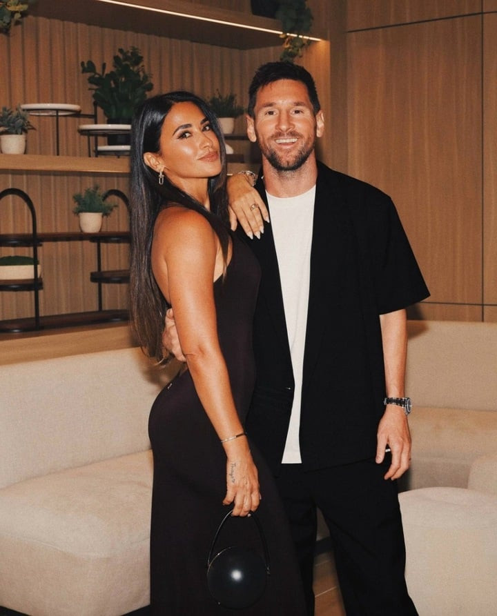 Vợ chồng Messi đã đồng hành bên nhau hơn 3 thập kỷ.