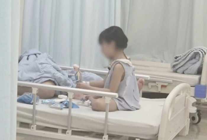 Một học sinh lớp 1 trường đang được chăm sóc, điều trị tại Bệnh viện Đại học Y dược Buôn Ma Thuột, tỉnh Đắk Lắk. (Ảnh: VOV)