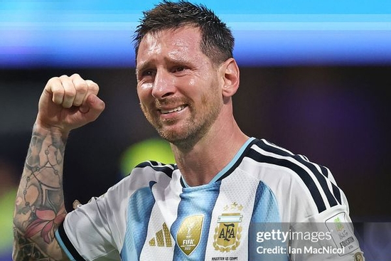 Trọng tài thiên vị trắng trợn Messi, nhưng vị thần bóng đá sẽ tha thứ cho tất cả!