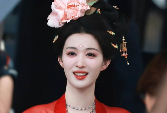 Vương Sở Nhiên gây ấn tượng với nhan sắc cổ trang trong dự án mới