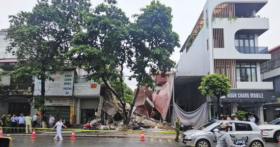 Đang tháo dỡ, hai căn nhà liền kề của cùng một chủ bất ngờ đổ sập