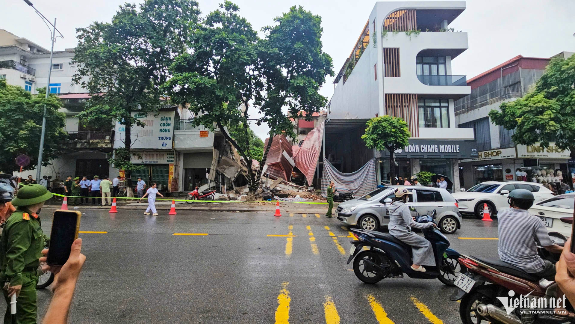 Đang tháo dỡ, hai căn nhà liền kề của cùng một chủ bất ngờ đổ sập插图1 W-sập nhà bắc giang_44.JPG.jpg