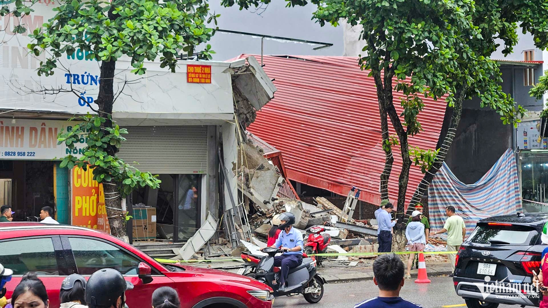 Đang tháo dỡ, hai căn nhà liền kề của cùng một chủ bất ngờ đổ sập插图 W-sập nhà bắc giang_43.JPG.jpg