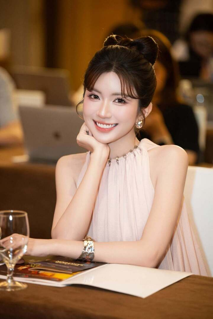 Là gương mặt quen thuộc của màn ảnh nhỏ VTV, Ngọc Huyền (sinh năm 1999) đã sớm chinh phục khán giả qua hàng loạt vai diễn ấn tượng. Tên tuổi của nữ diễn viên trẻ gắn liền với thành công của các bộ phim giờ vàng như