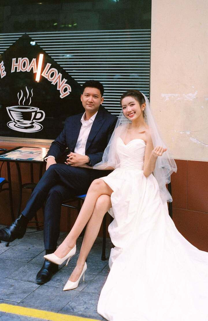 Không chỉ gây chú ý nhờ ngoại hình sáng và lối diễn tự nhiên, Ngọc Huyền còn được nhiều khán giả biết đến là cháu dâu của NSƯT Chí Trung. Cô kết hôn với Duy Minh - con trai của nghệ sĩ piano Phạm Quỳnh Trang - em gái ruột của NSƯT Chí Trung.