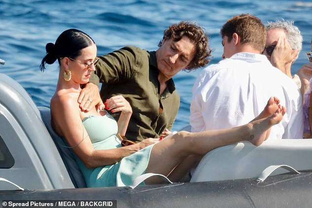 110327037 16014325 A_smitten_Trudeau_was_seen_placing_his_hand_inside_Perry_s_revea a 26_1785345454946.jpg
