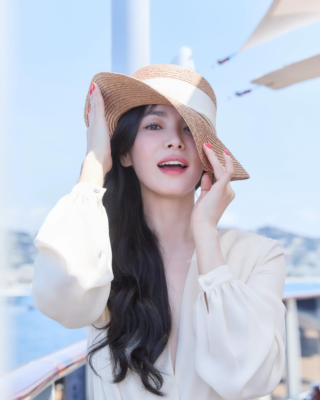 Danh tính người đàn ông khiến mạng xã hội tưởng Song Hye Kyo có tình mới sau nhiều năm ly hôn插图2 Hóa ra người đàn ông chụp ảnh bên cạnh Song Hye Kyo cách đây ít ngày là nhiếp ảnh gia thân thiết. Ảnh: Instagram