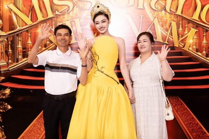 Hoa hậu Yến Nhi nói gì về sự cố ngã xe tại chung kết Miss Grand Vietnam 2026?插图 Hoa hậu Yến Nhi hạnh phúc khi giúp bố mẹ có cuộc sống tốt hơn.