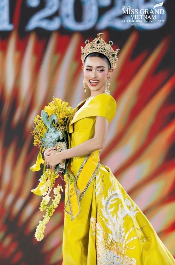 Khoảnh khắc đăng quang của Emoura Phạm.