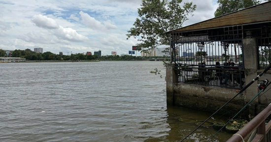 Câu cá sát quán cà phê, hoảng hốt phát hiện thi thể phụ nữ mặc áo khoác xanh