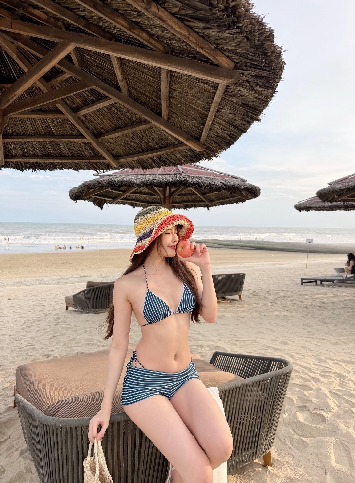 Nóng hơn mùa hè, Thiều Bảo Trâm khoe 3 vòng cuốn hút với bikini nhỏ xíu, sắc vóc tuổi 32 khiến dân mạng chú ý插图1 thieu-bao-tram-2-1786335893.jpg
