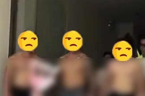 3 gymer cởi trần tại sảnh lễ tốt nghiệp của trường đại học, màn 'khoe thân' gây tranh cãi
