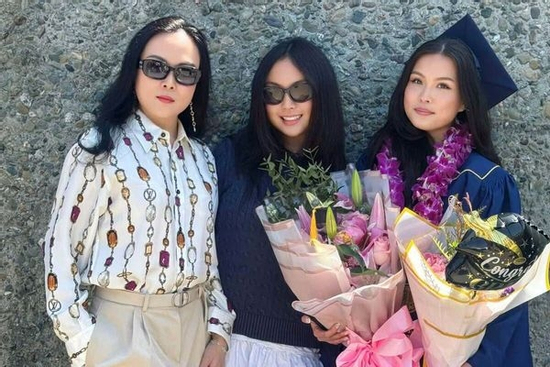 Con gái Phượng Chanel mới ngày nào đi du học, giờ tốt nghiệp đại học 'top', đã giỏi còn xinh