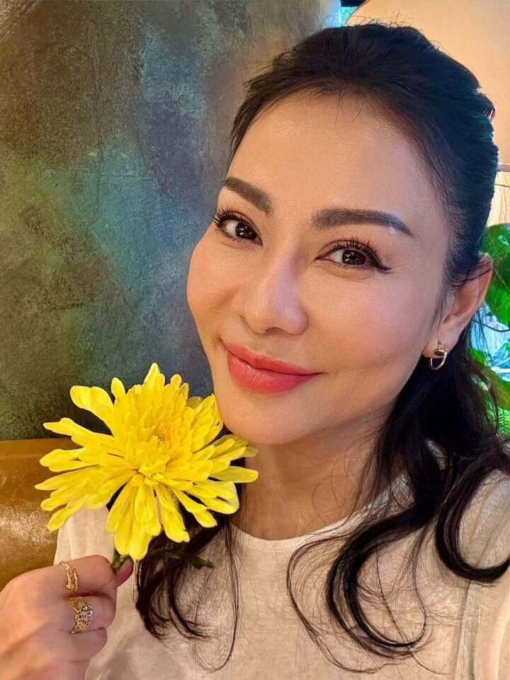 Nữ ca sỹ cho biết luôn nhìn nhận sự việc ở nhiều góc độ, không đặt nặng đúng sai nên tránh được suy nghĩ tiêu cực.