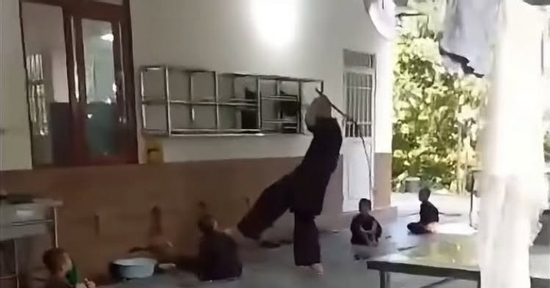 Điều tra vụ người đàn ông mặc áo nâu cầm roi đánh trẻ tại chùa Bầu