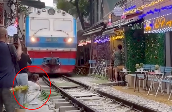 Vụ cô gái bị tàu hất văng điện thoại ở 'phố cà phê đường tàu': Xử phạt chủ quán