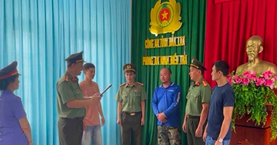Bắt đối tượng tổ chức tập trung đông người, cản trở lực lượng chức năng