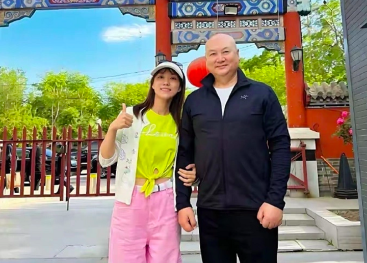 Trì Trọng Thụy từng bị bắt gặp đi cùng một phụ nữ trẻ trên phố, người này sau đó được xác định là trợ lý lâu năm của nam diễn viên.