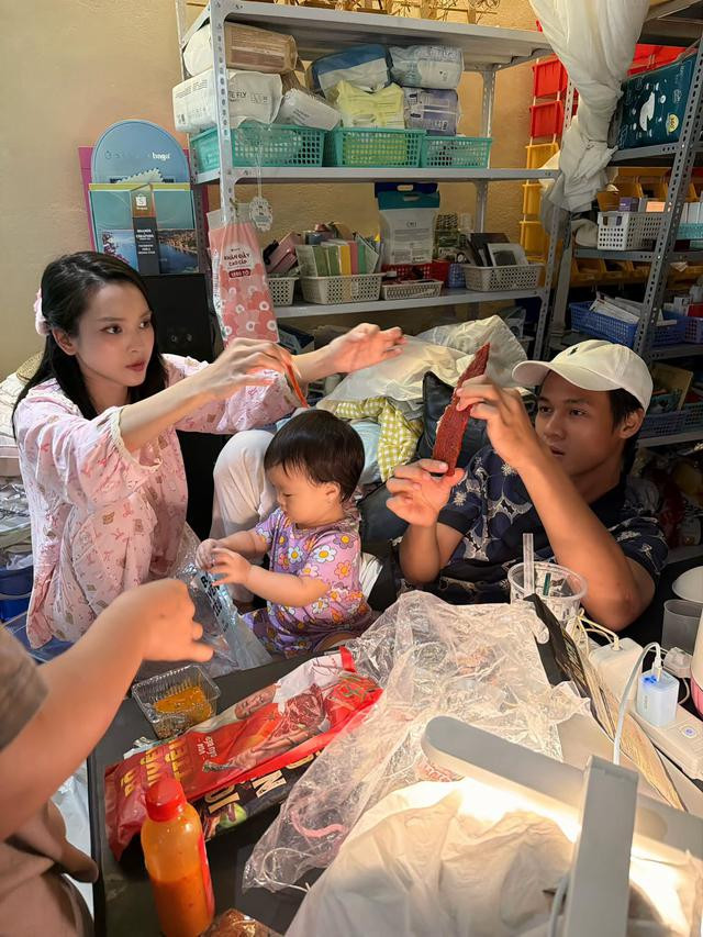 Cuộc sống làm dâu miền Tây trong biệt phủ của mỹ nhân showbiz, cưới không cần sính lễ插图3 Cuộc sống làm dâu miền Tây trong biệt phủ của mỹ nhân showbiz, cưới không cần sính lễ - Ảnh 4.