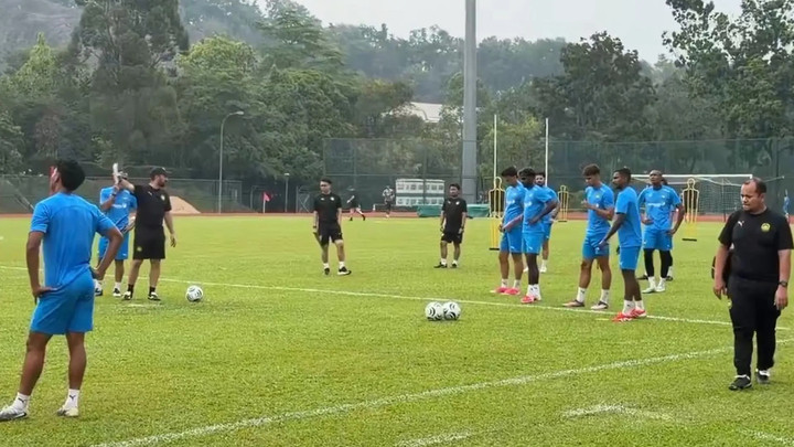 Đội tuyển Malaysia chỉ còn 16 cầu thủ tham gia buổi tập trước trận bán kết lượt đi ASEAN Cup 2026. (Ảnh: Astro Stadium)