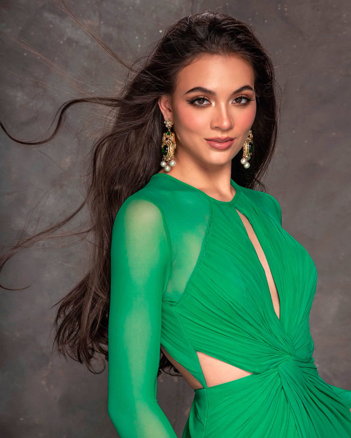 Miss World Philippines tròn 18 tuổi, gây ấn tượng với vẻ đẹp sắc sảo.