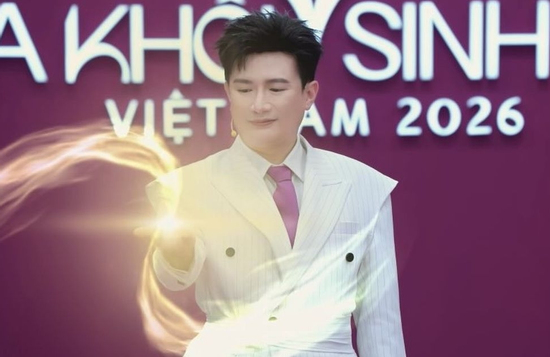 Dược Sĩ Tiến biến cuộc thi sắc đẹp thành 'vũ trụ phép thuật', khán giả tranh luận vì quá khác thường