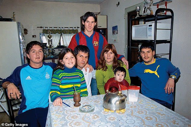 Messi 'không biết phải tiếp tục thế nào' sau khi cha qua đời, úp mở khả năng giải nghệ trong bức tâm thư đẫm nước mắt插图1 image 1
