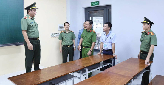 Thiếu tướng Công an Nguyễn Đức Thuận kiểm tra điểm thi lại ở Tuyên Quang