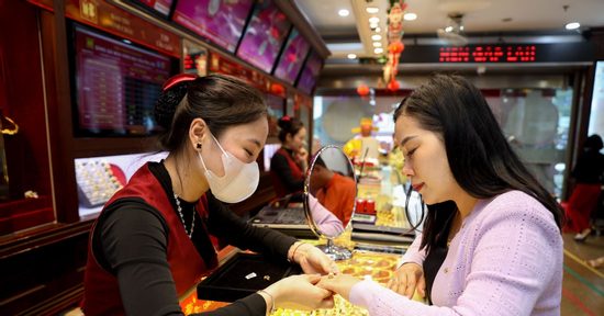 Giá vàng hôm nay 14/8/2026 rơi thẳng đứng, vàng miếng SJC tuột dốc
