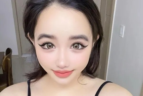 Park Bom lộ diện hiếm hoi giữa thời gian tạm nghỉ vì sức khỏe, nhan sắc gây xôn xao
