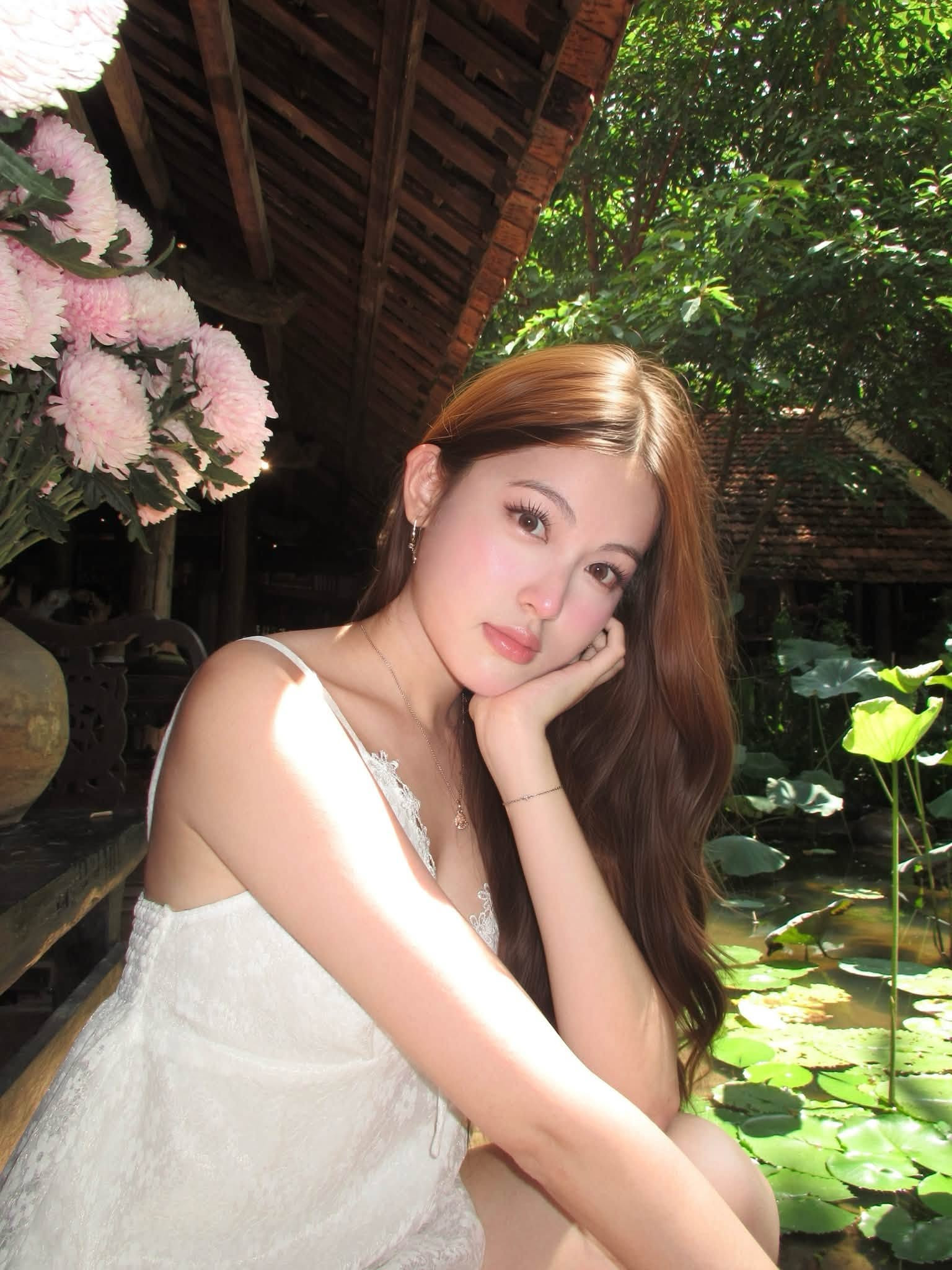 Bạn gái HIEUTHUHAI thích đến nơi đông người nhưng phải đeo khẩu trang kín
