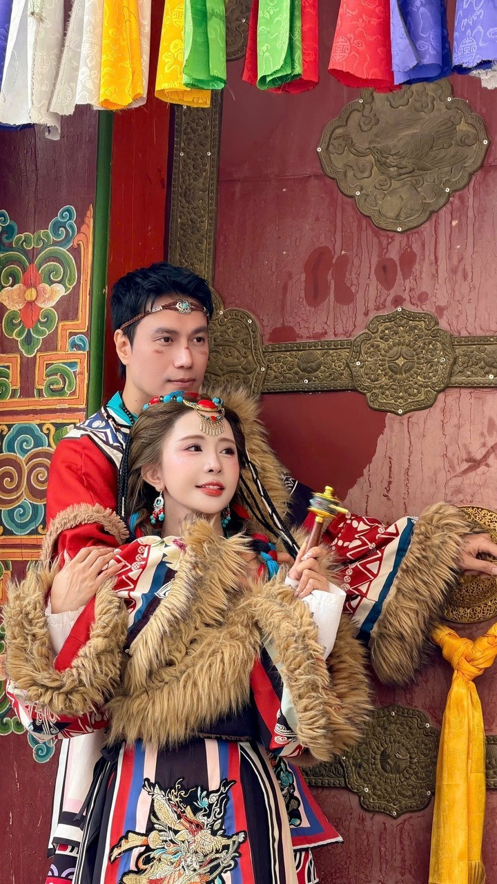 Quỳnh Nga cho biết trước khi đến với nhau, cả hai đều có quãng thời gian dài độc thân. Nhờ sự vun vén của bạn bè, họ dần mở lòng và cho nhau cơ hội tìm hiểu. “Tuy nhiên, chúng tôi chưa thể nói trước điều gì. Mọi chuyện cần có thêm thời gian”, Quỳnh Nga nói. Trong khi đó, diễn viên Việt Anh cho biết hiện tại là lúc thích hợp để công khai mối quan hệ từ bạn bè chuyển sang tình yêu với Quỳnh Nga.