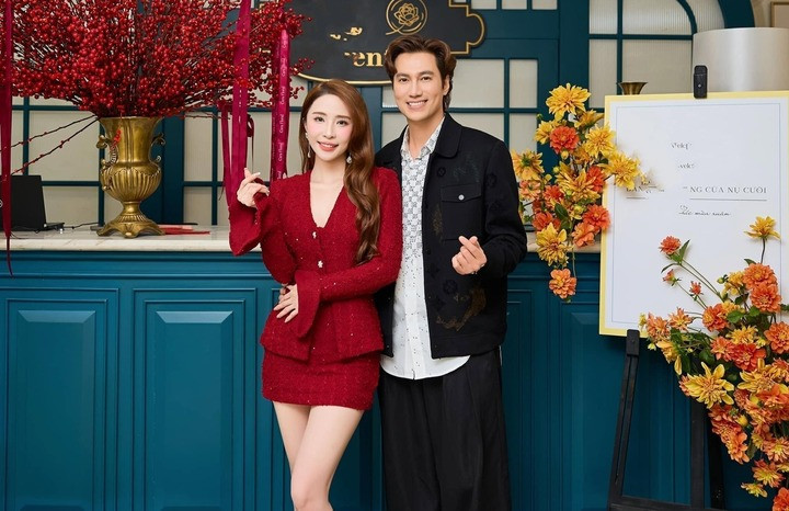 Trong cuộc phỏng vấn mới đây, Quỳnh Nga cũng chia sẻ cởi mở về mong muốn làm mẹ ở tuổi U40. Nữ diễn viên nói: “Tôi rất yêu trẻ con và bắt đầu nghĩ đến việc làm mẹ. Tuy nhiên, tôi vẫn ưu tiên để mọi thứ diễn ra một cách tự nhiên. Nếu có duyên trời cho, đó sẽ là món quà tuyệt vời dành cho cả hai và tôi luôn sẵn sàng đón nhận”.