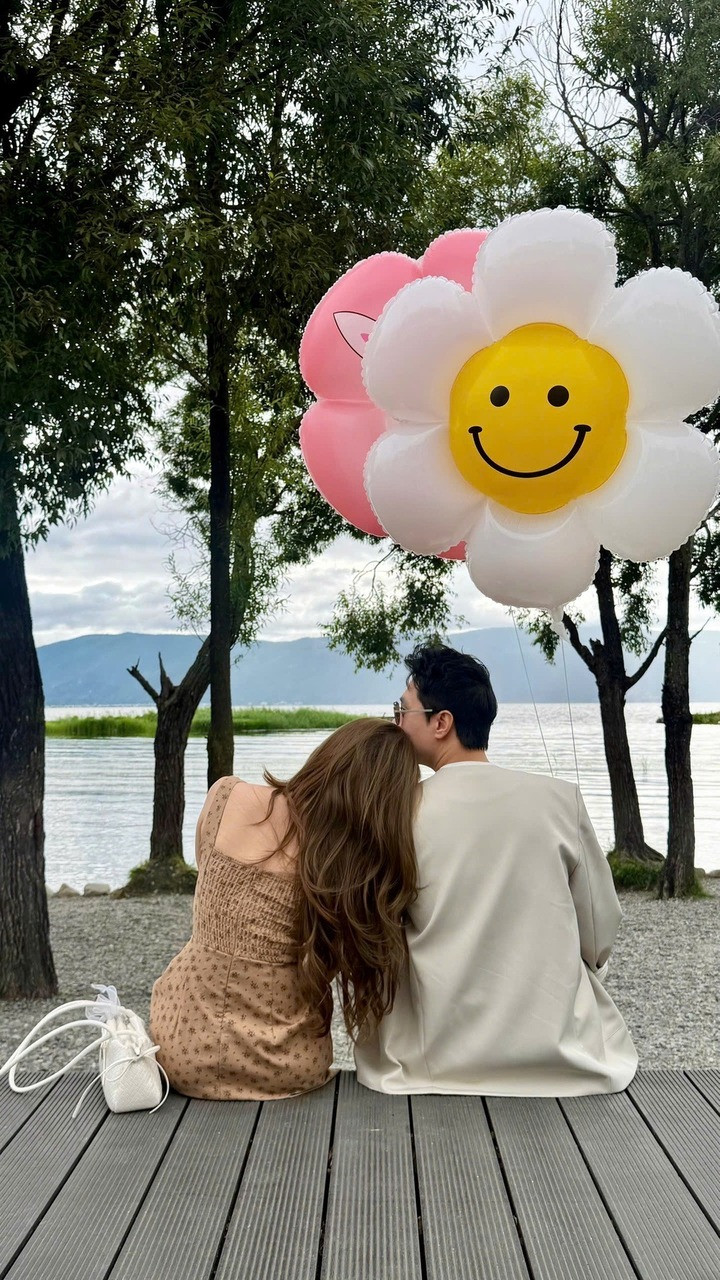 Kể từ khi công khai mối quan hệ, cả hai không còn ngần ngại xuất hiện chung trước ống kính hay trao nhau những cử chỉ ngọt ngào.