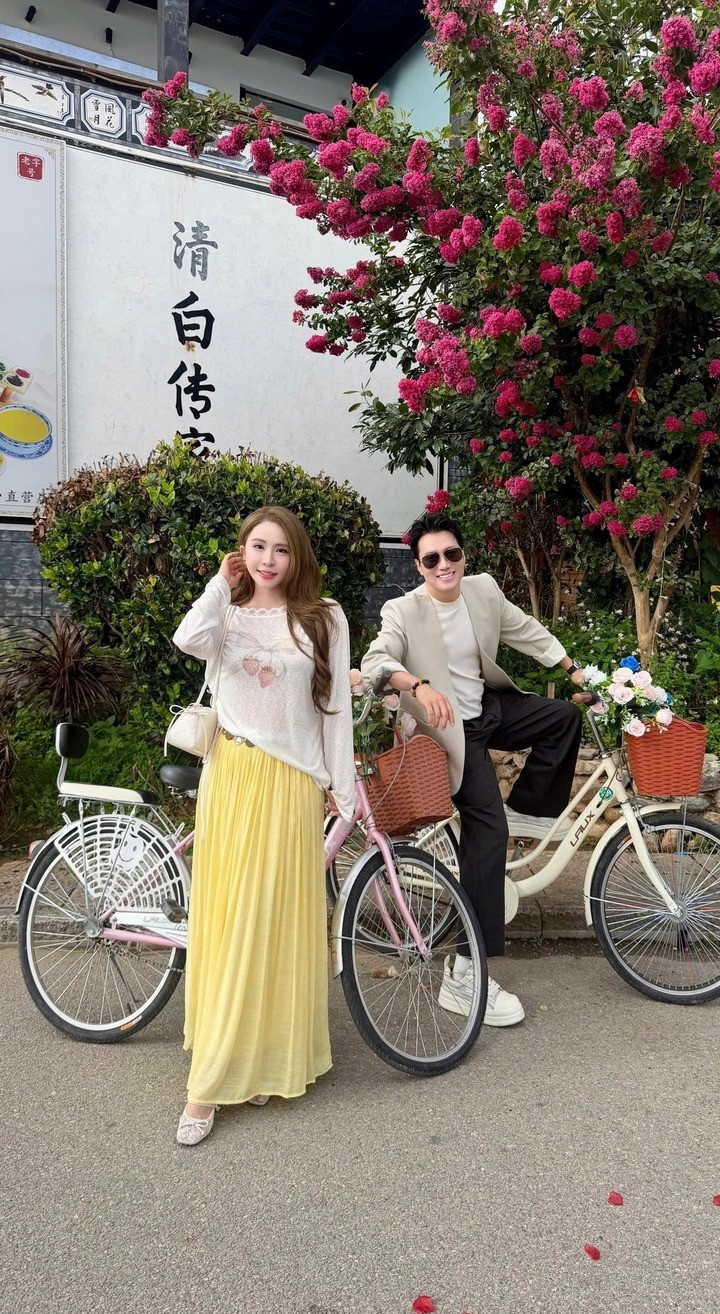 Thời gian gần đây, cặp đôi dành nhiều thời gian tận hưởng các chuyến du lịch nước ngoài ở Nga, Trung Quốc. Mỗi lần xuất hiện, cặp sao gây chú ý với phong cách ăn mặc hài hòa, đồng điệu.